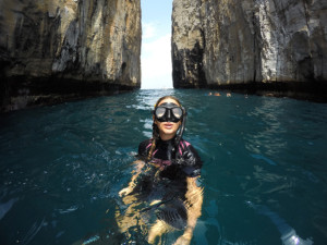 Elayna-diving-Galapagos